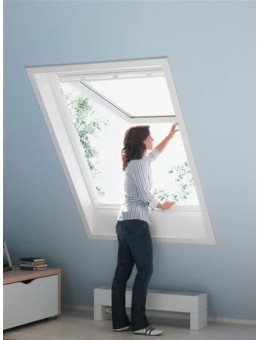 FINESTA INTEGRA IN LEGNO E POLIURETANO BIANCO CON APERTURA VASISTAS ELETTRICA - GPU - VELUX